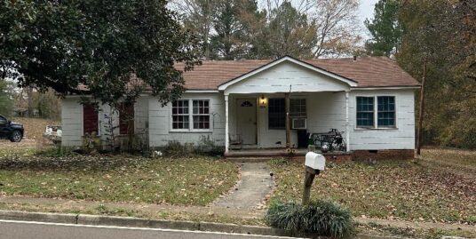 324 E Adams St, Kosciusko, MS 39090